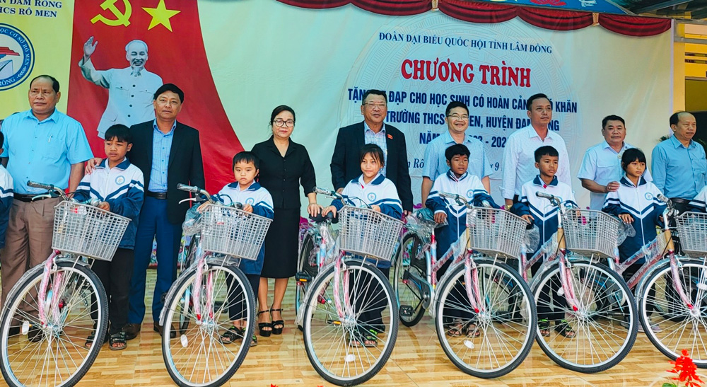 ĐOÀN ĐBQH TRAO XE ĐẠP CHO HỌC SINH NGHÈO TẠI TRƯỜNG THCS RÔ MEN