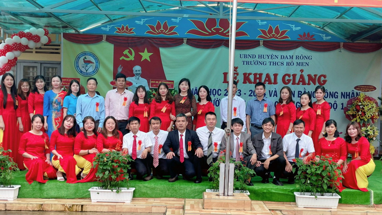 Tập thể sư phạm nhà trường cùng với lãnh đạo
