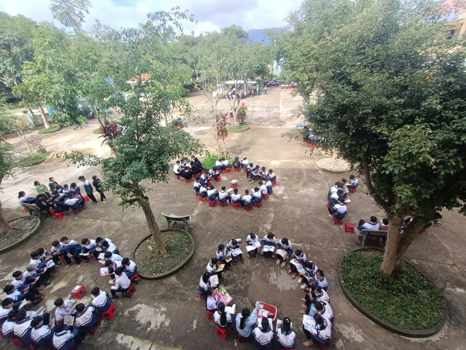 Học sinh tham gia đọc sách