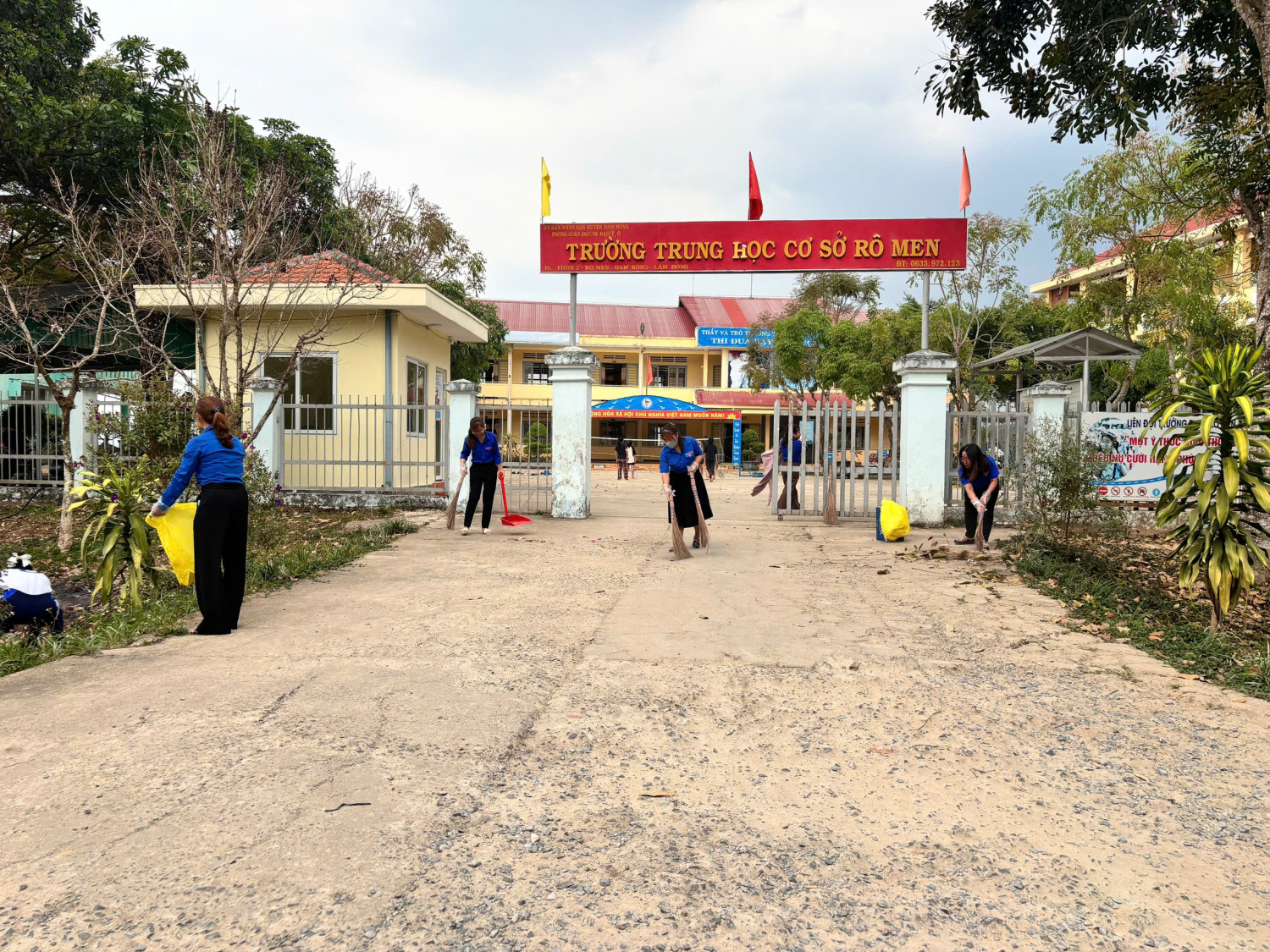 ĐOÀN THANH NIÊN TRƯỜNG THCS RÔ MEN RA QUÂN DỌN DẸP VỆ SINH HƯỞNG ỨNG THÁNG THANH NIÊN 2025