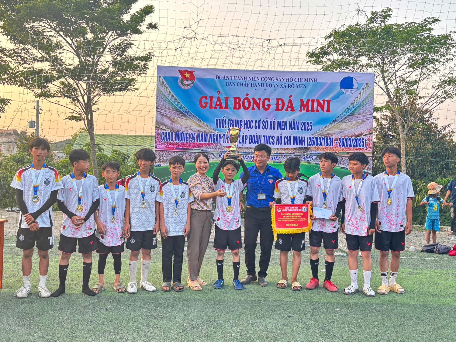 giải nhất liên quân lớp 8a3 và 9a2