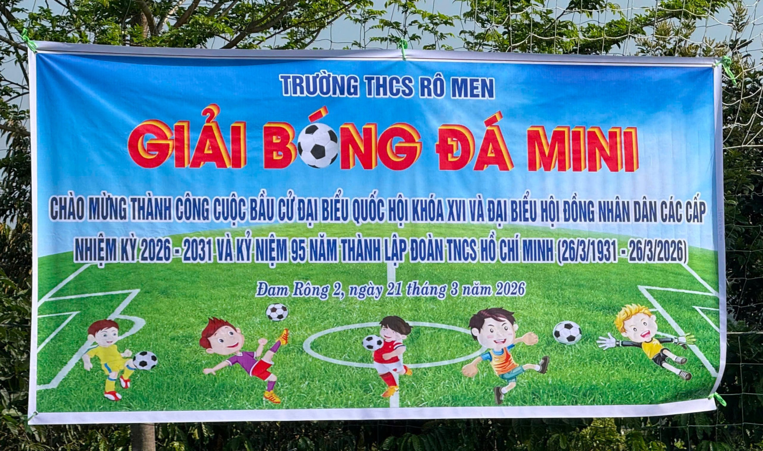 RỰC LỬA SÂN CỎ RÔ MEN: NGÀY HỘI BÓNG ĐÁ CHÀO MỪNG NHỮNG SỰ KIỆN TRỌNG ĐẠI ⚽️